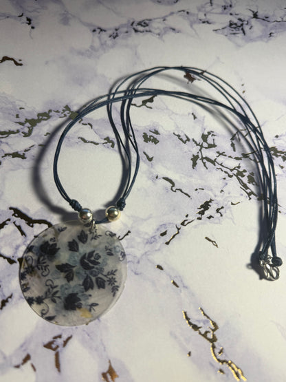 Shell Pendant with Roses Necklace
